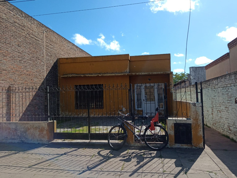 CASA A REFACCIONAR SOBRE AV. COMERCIAL