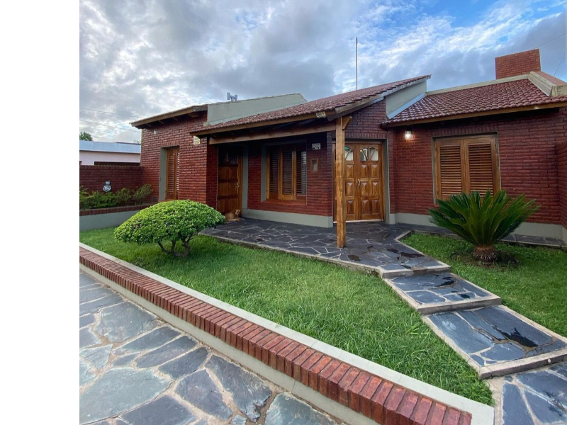 CASA 4 HAB., CON PILETA, EXCELENTE CALIDAD DE CONSTRUCCION