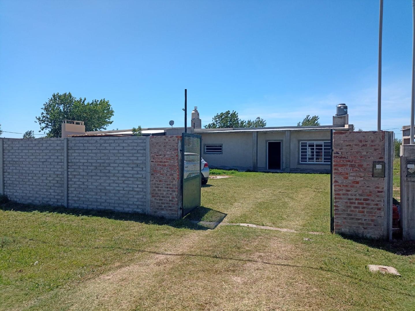 CASA SOBRE LOTE DE 11 X 28 MTS.